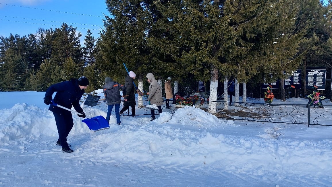 Очистка от снега памятника, павшим воинам в годы Великой Отечественной войны..